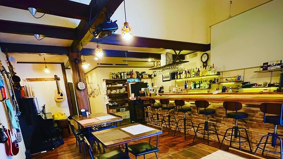 *【cafe&bar 奏】築100年の古民家をリノベーション！室内は明るい雰囲気です♪