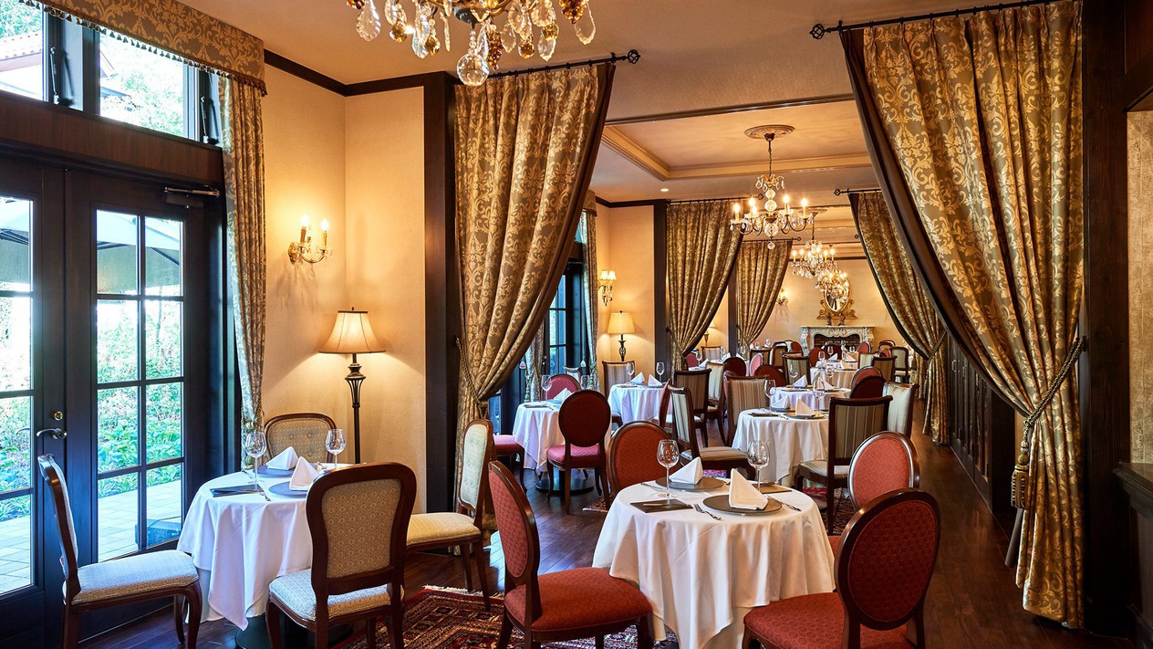 本館1Fフレンチレストラン／ヴァース／四季を感じる庭園に面し、クラシカルな空間が美食の滞在を彩ります