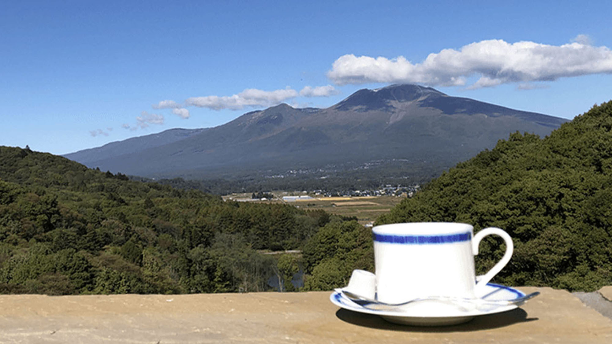 【宿泊者限定・無料サービス】浅間山の絶景を前に、香り豊かなコーヒーをどうぞ 