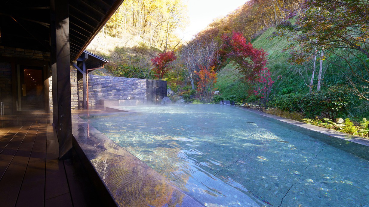 日帰り温泉（ご宿泊様無料）／紅葉の八風温泉／赤や黄色に染まる季節の移ろいをお愉しみください