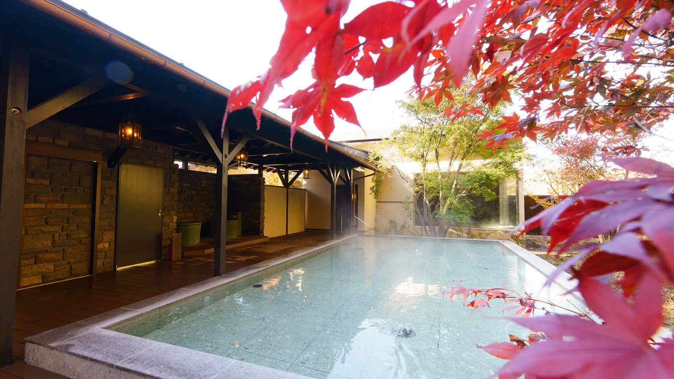 日帰り温泉（ご宿泊様無料）／紅葉の八風温泉／木々は鮮やかに色づき、癒しの空間を演出します
