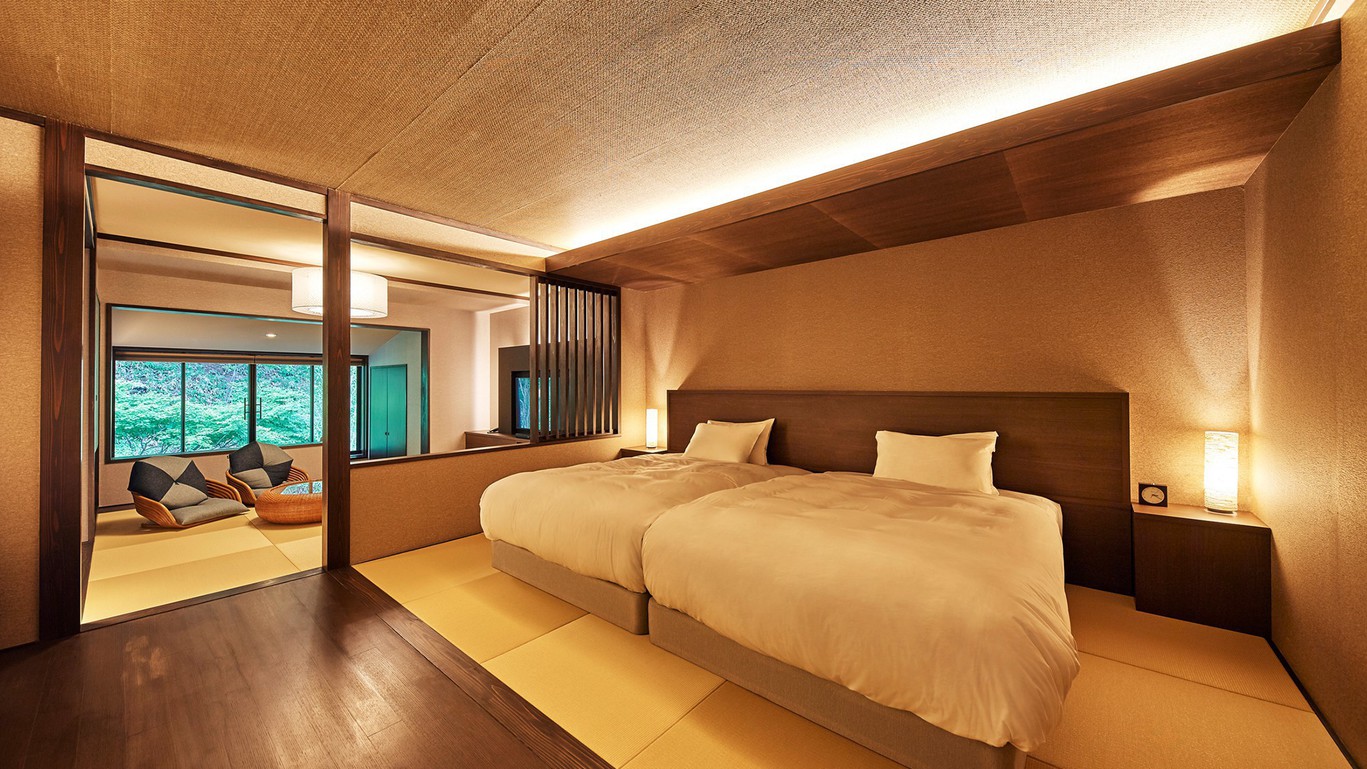 和室ジュニアスイート／68.8㎡／広々とした和の空間にベッドを配した客室