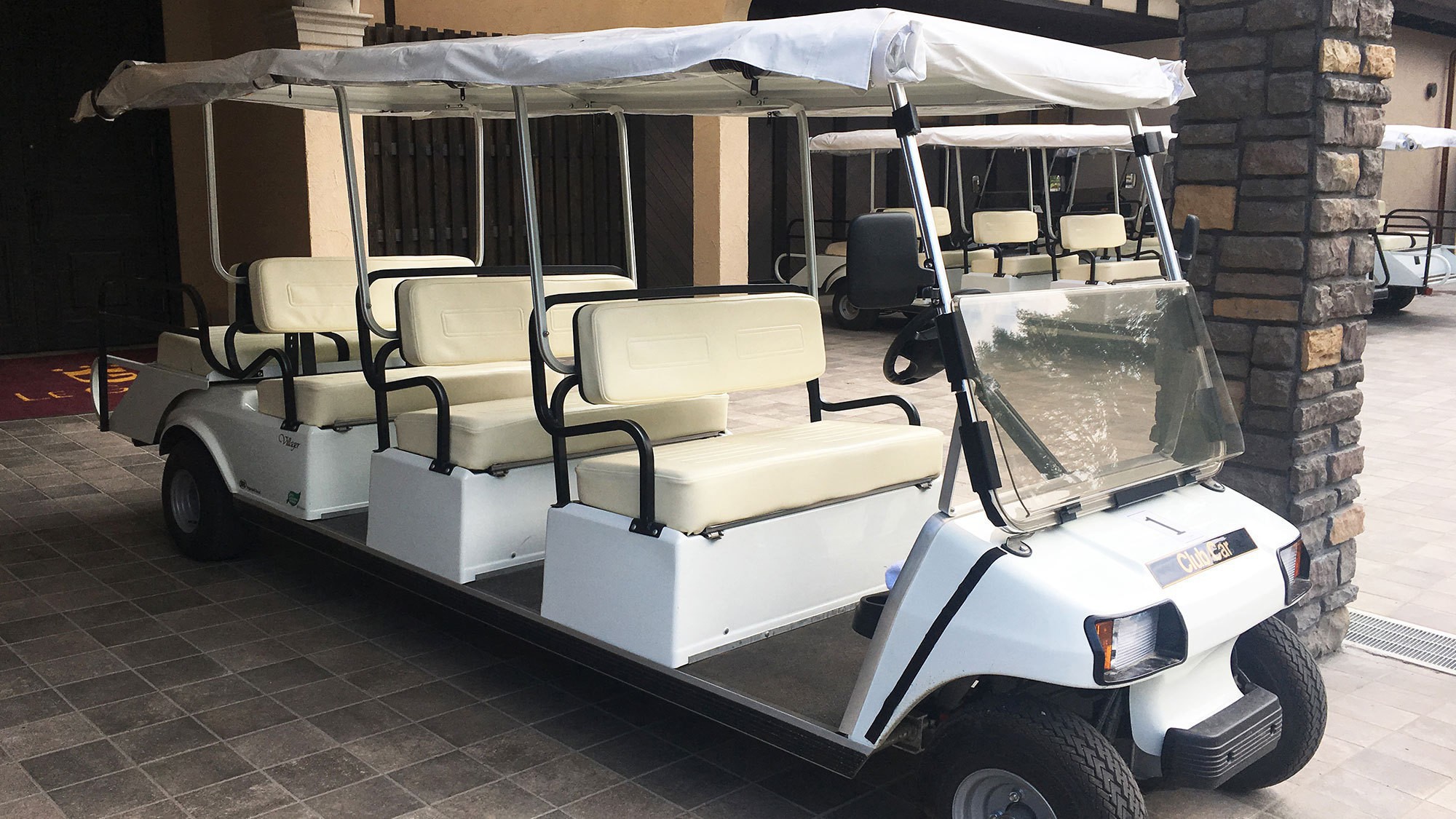 広大な敷地内は電気カートで楽々移動