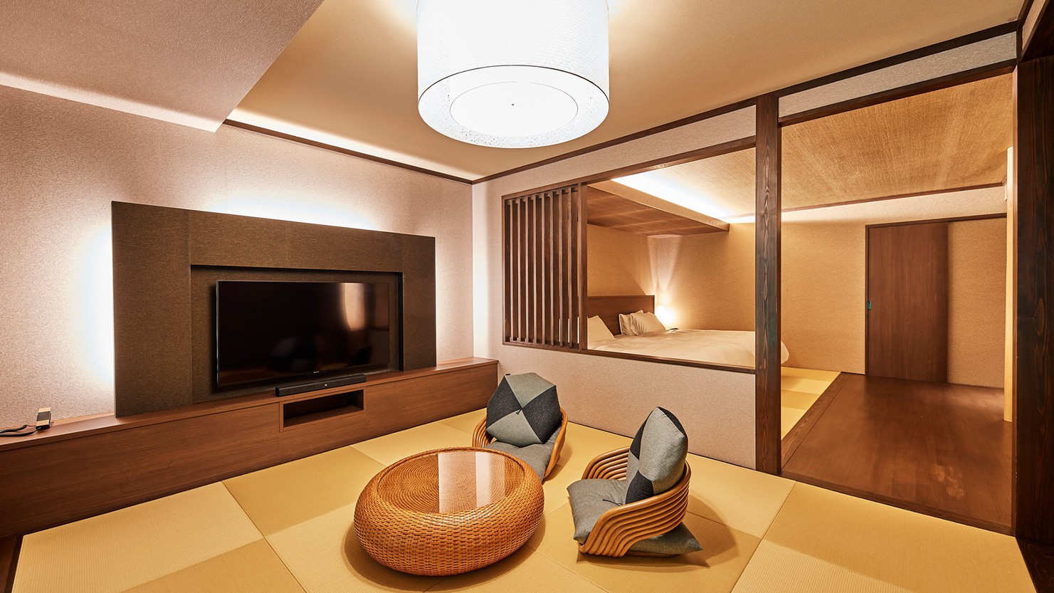 和室ジュニアスイート／68.8㎡／広々とした和の空間にベッドを配した客室