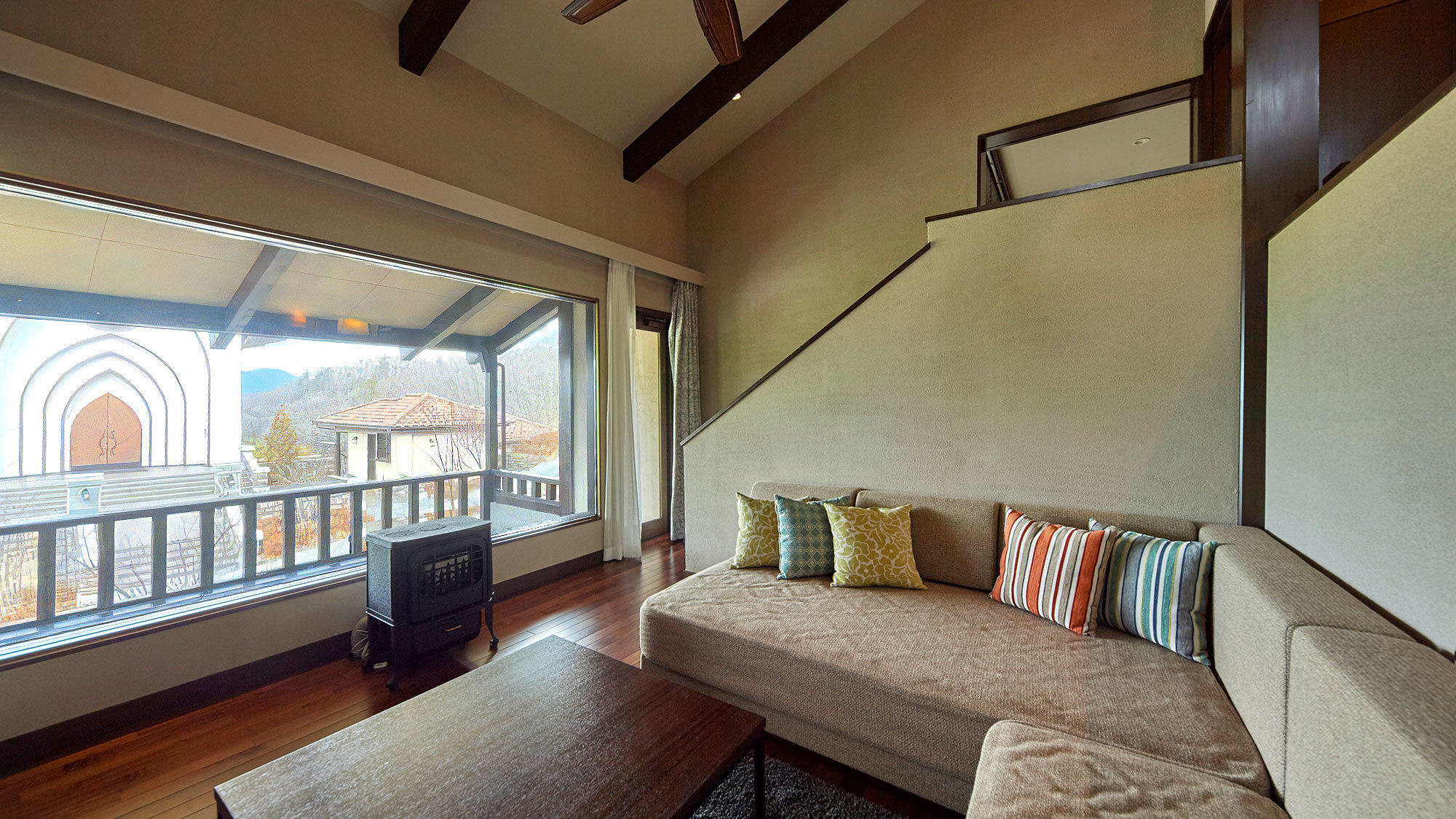 正面教会ヴィラスイート（ツイン）／66㎡／別荘で寛ぐようなプライベート感を味わうスイートルーム