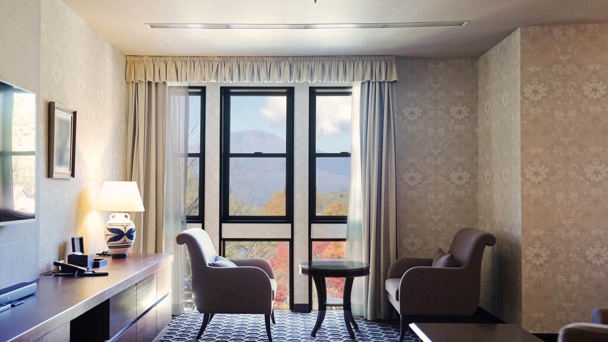 浅間ビューデラックスダブル／54〜58㎡／広々とした空間、大きな窓越しに見える浅間山の四季に癒される