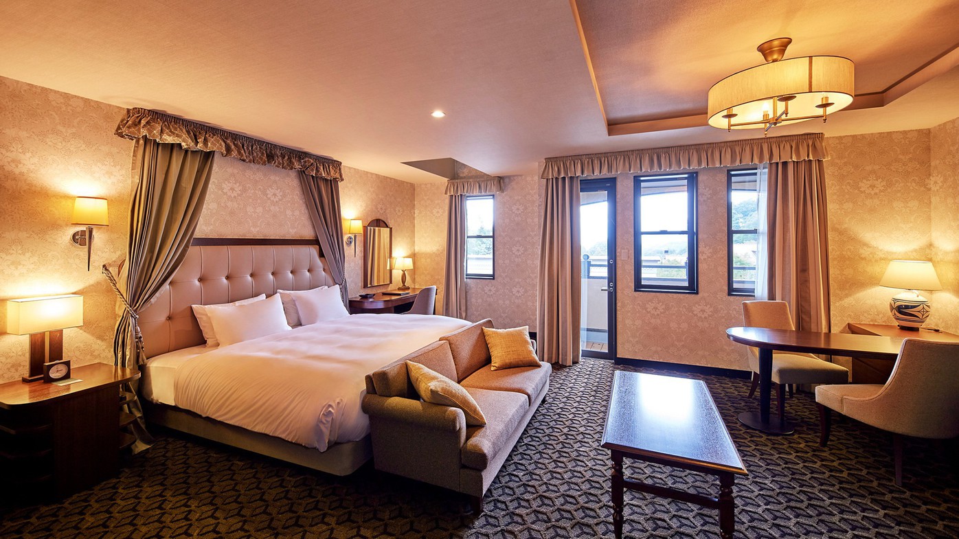 浅間ビューデラックスダブル／54〜58㎡／広々とした空間、大きな窓越しに見える浅間山の四季に癒される