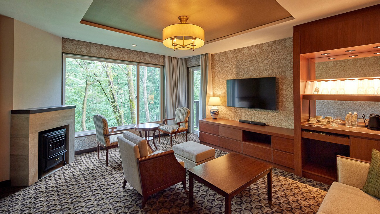 山の上スイート（ツイン）／69.8㎡／クラシカルな装いの中で、ゆったりとお寛ぎいただける贅沢な客室