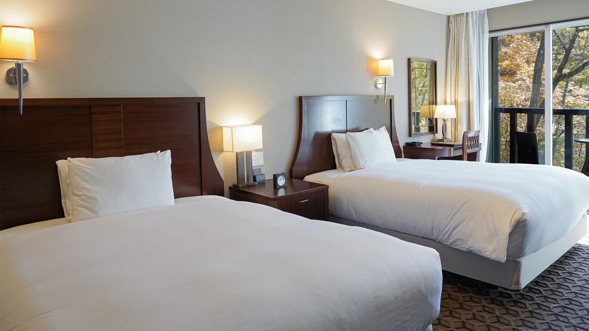 山の上スイート（ツイン）／69.8㎡／クラシカルな装いの中で、ゆったりとお寛ぎいただける贅沢な客室