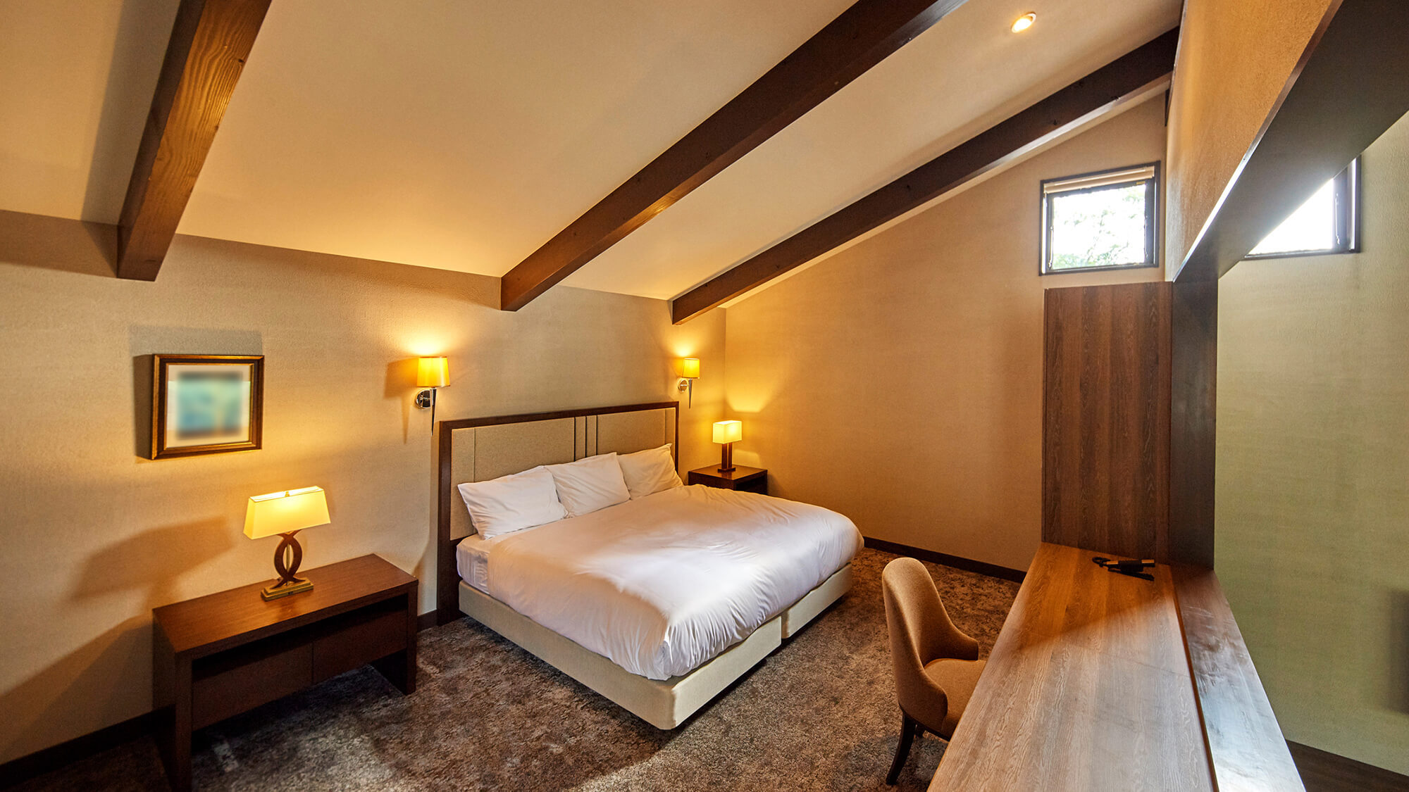 ヴィラスイート（ダブル）／66㎡／丘の上から浅間山を一望できる特別な客室。高級感溢れる贅沢なスイート