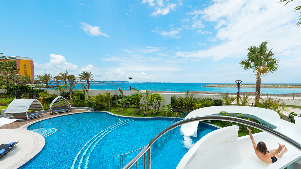 【2つの屋外プール】スライダーの入口からは沖縄西海岸の澄んだ海を一望！