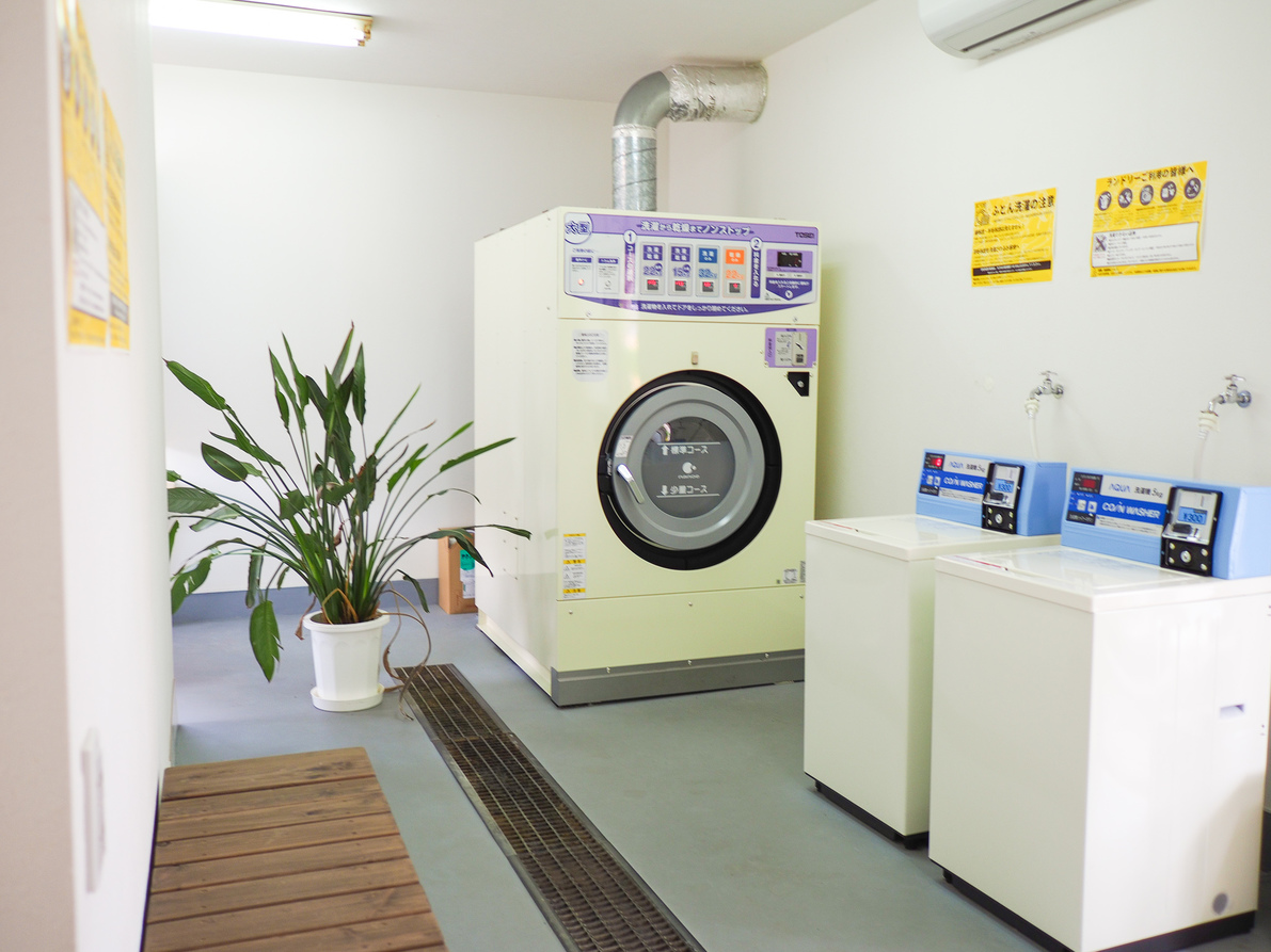 別棟【ドミトリー&ランドリー】共用のコインランドリースペース。島っちゅや滞在者との交流を楽しめます。