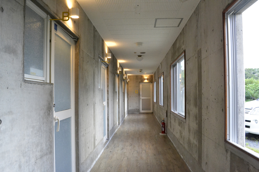 別棟【ドミトリー&ランドリー】お部屋までの廊下。カラオケボックスだった頃の名残があります。