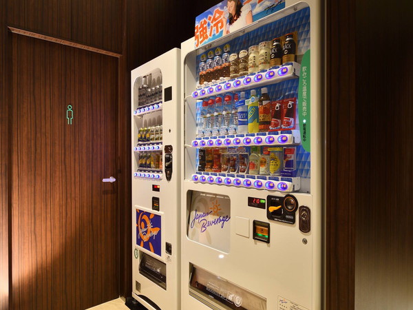 自動販売機アルコールは1階、ソフトドリンクは1階と14階に自動販売機がございます。