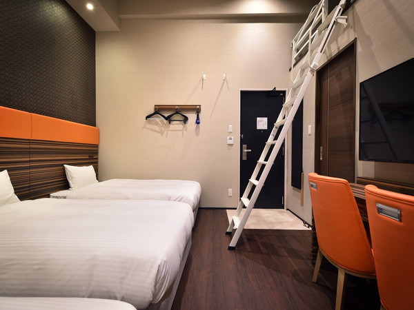 ファミリールームシングルベッドが3台のお部屋です。