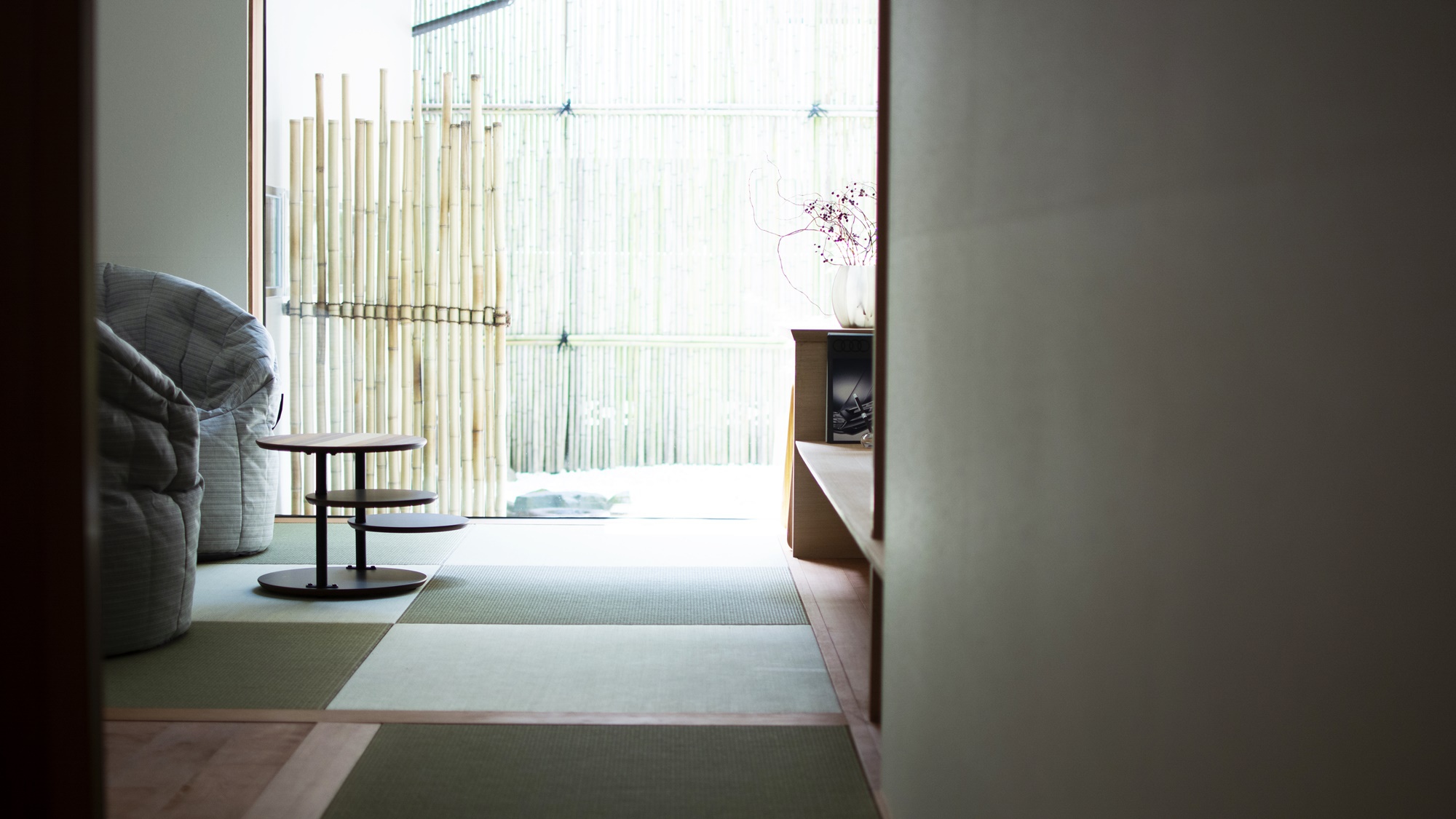 *【YUZEN】琉球畳敷きのリビングからは中庭が見えます。