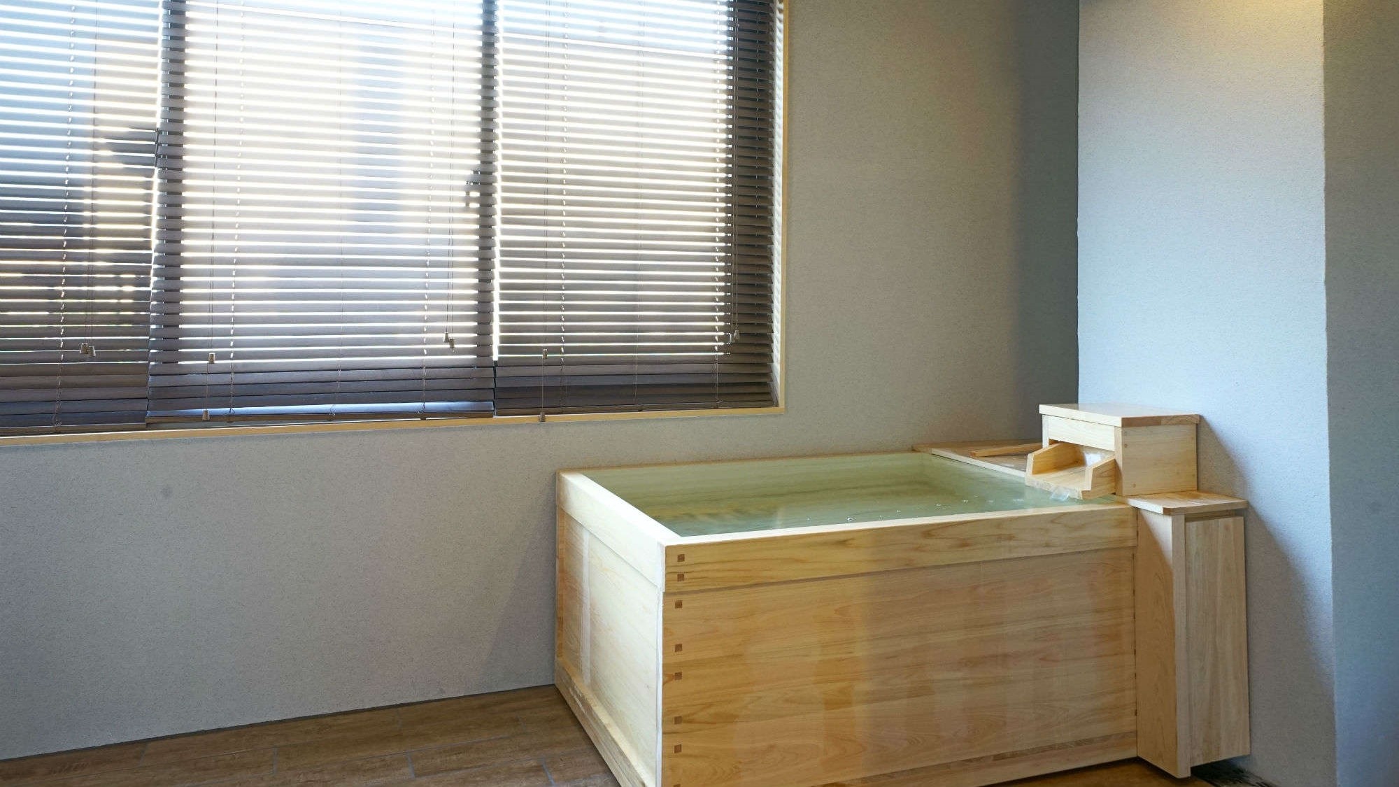 【半露天風呂付ファミリースイート2間和洋】客室に設えられた半露天風呂でゆったりとお過ごしください。