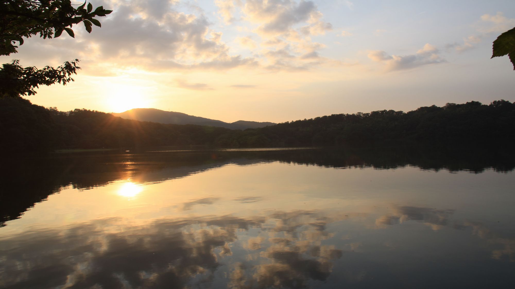「伊豆の瞳」と呼ばれる周囲4kmの美しい湖です。※当館より車で約17分