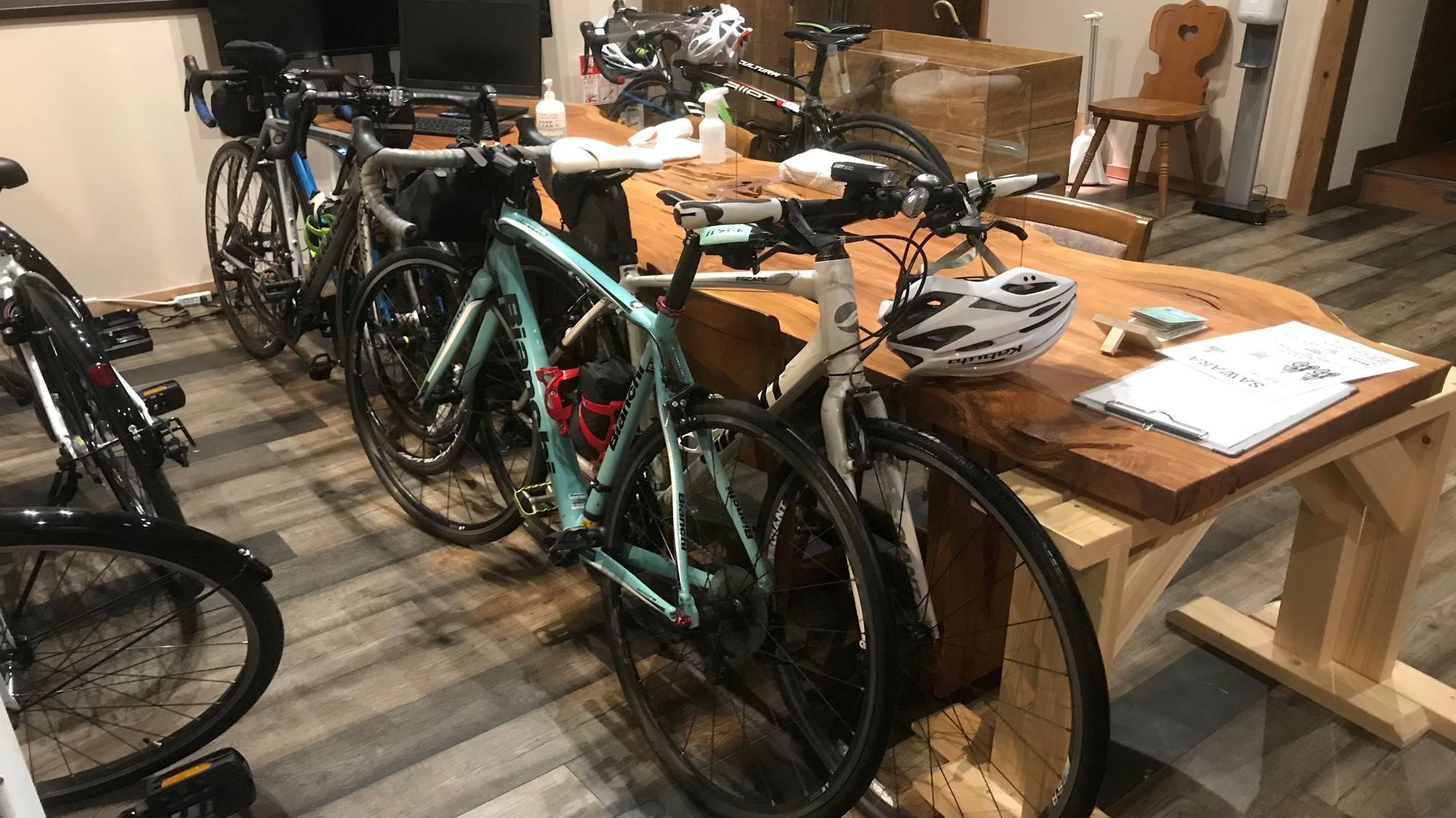 ・【ロードバイク保管】大事なロードバイクを館内にも停車できます。
