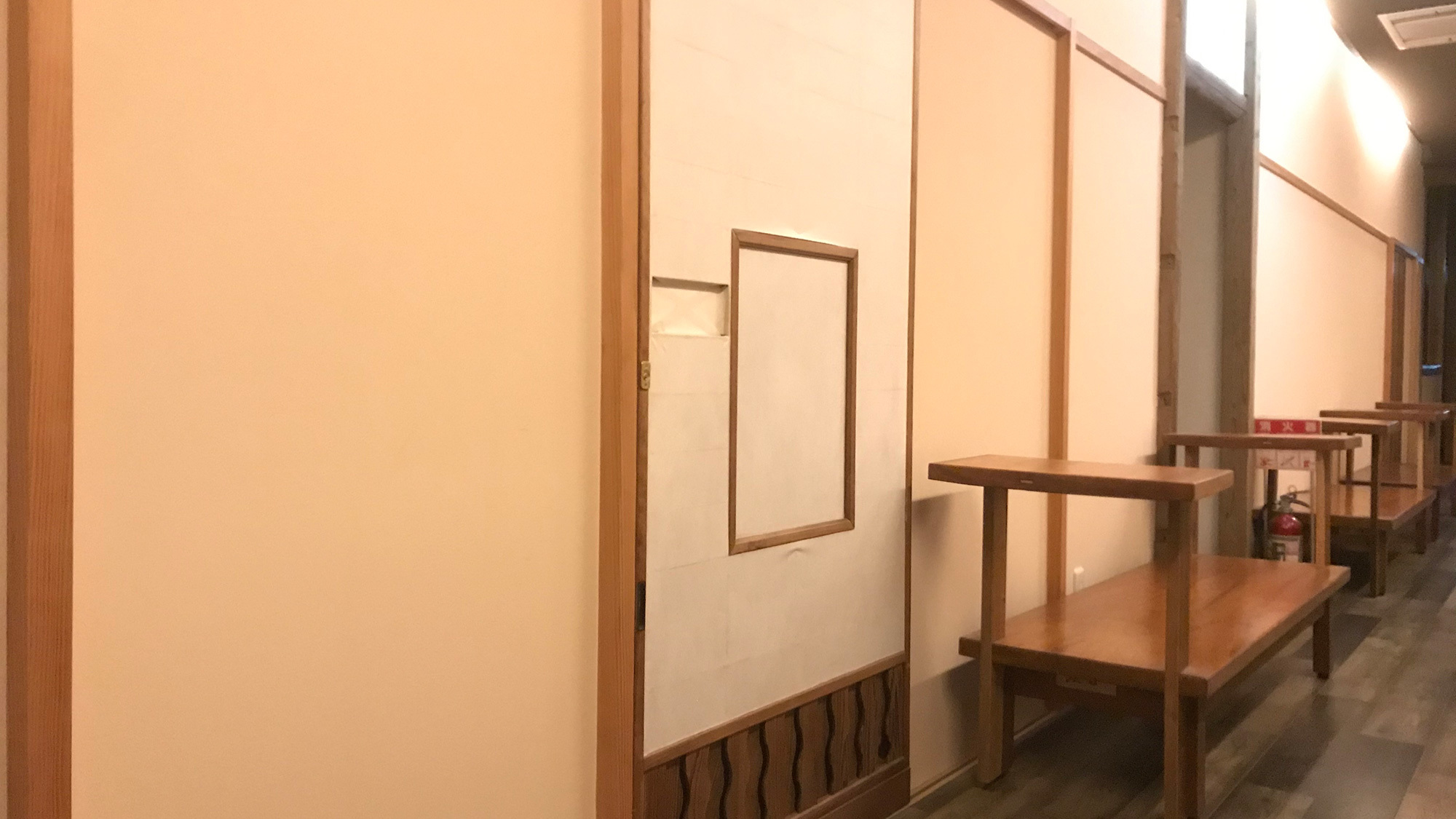 ・【館内廊下】客室入り口