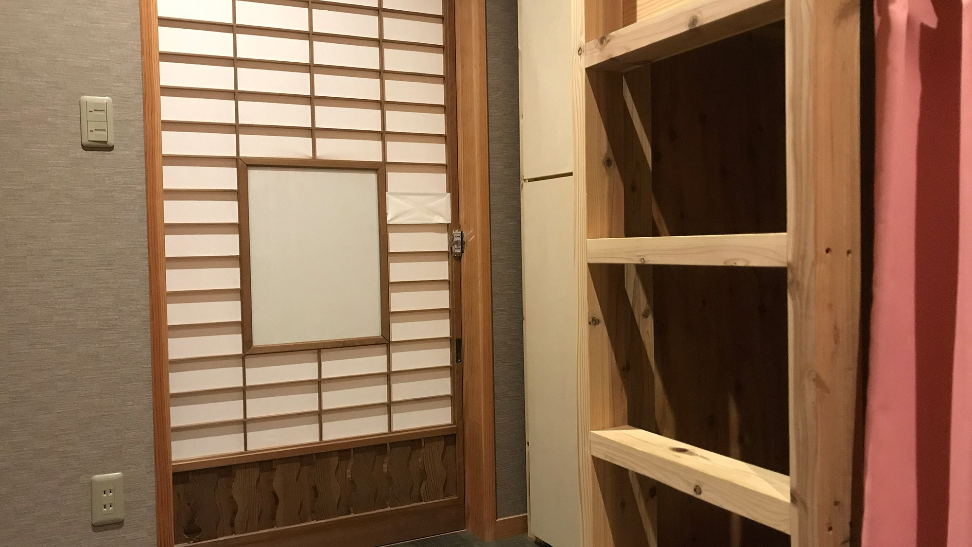 ・【客室入り口】和の趣を感じるしつらえ
