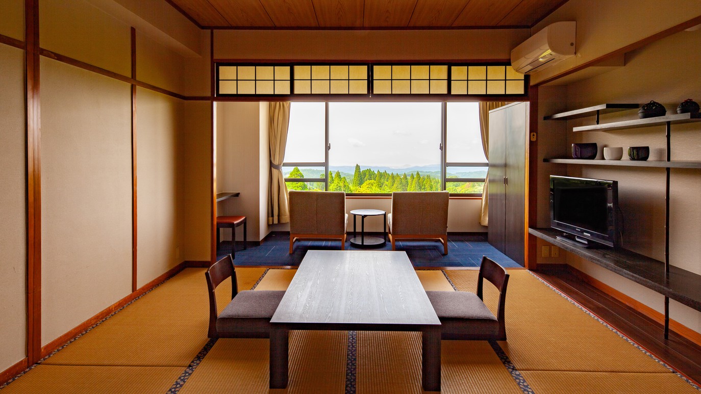 【桜島を望む和室】窓からは眼下に広がる絶景。快晴時には桜島も望める人気のお部屋です。