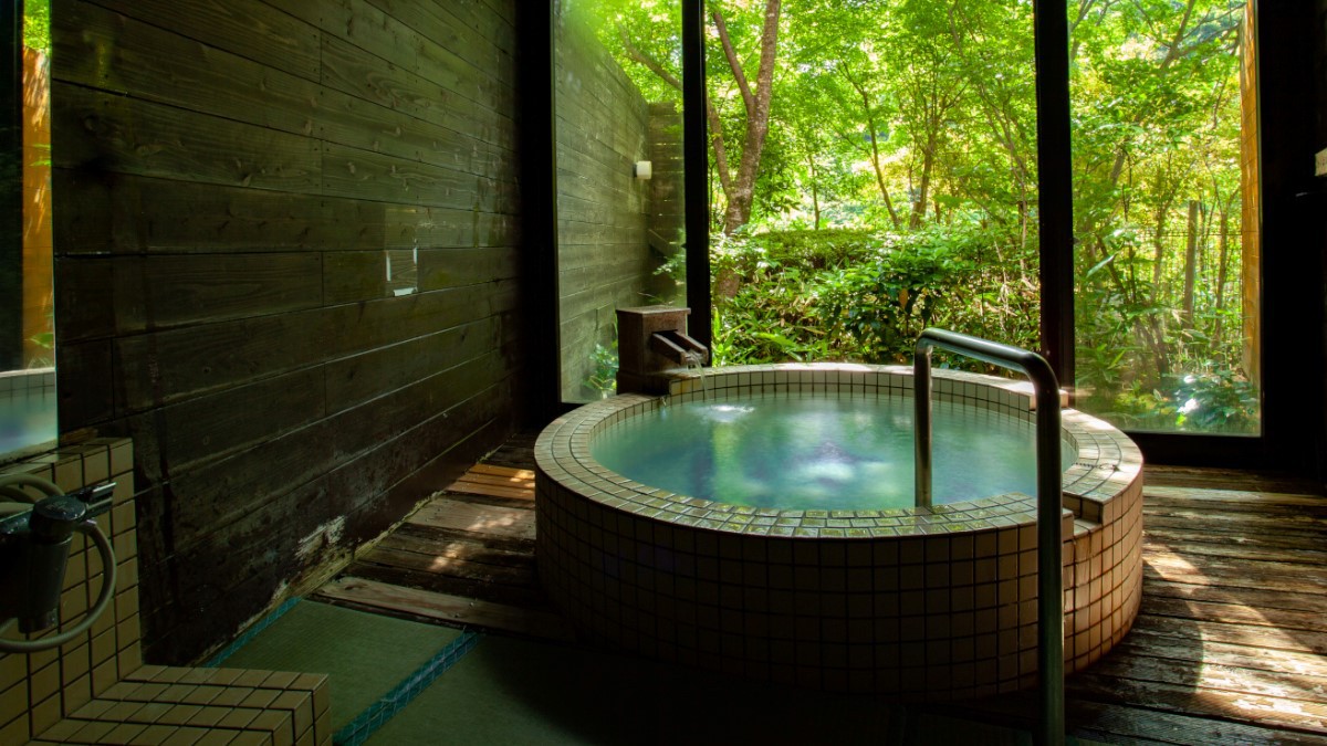 【貸切風呂（薩摩）】源泉かけながしの温泉♪大きな窓からは、大自然の四季を愉しめます。