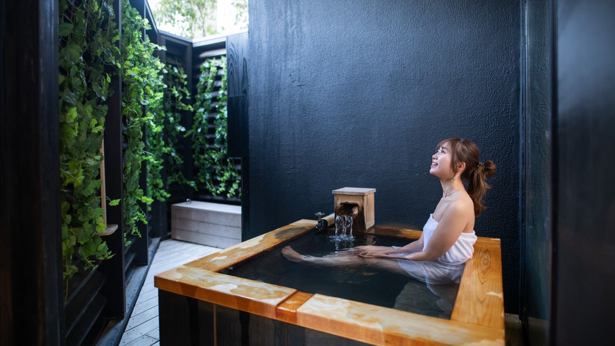 【露天風呂付スイート客室 −SANAセミダブルツインルーム−】おふたりサイズにぴったりの露天風呂。