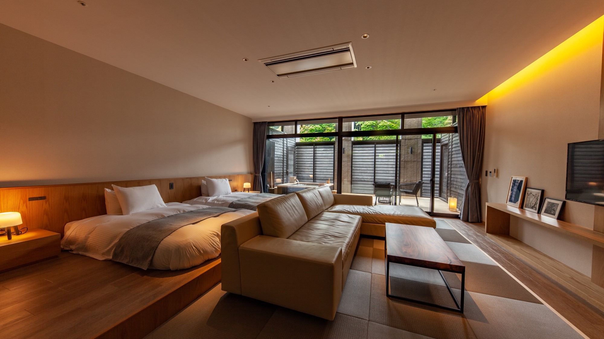 【露天風呂付スイート客室 -SANAワイドルーム-】2タイプの異なる客室は80平米の広々空間です。※