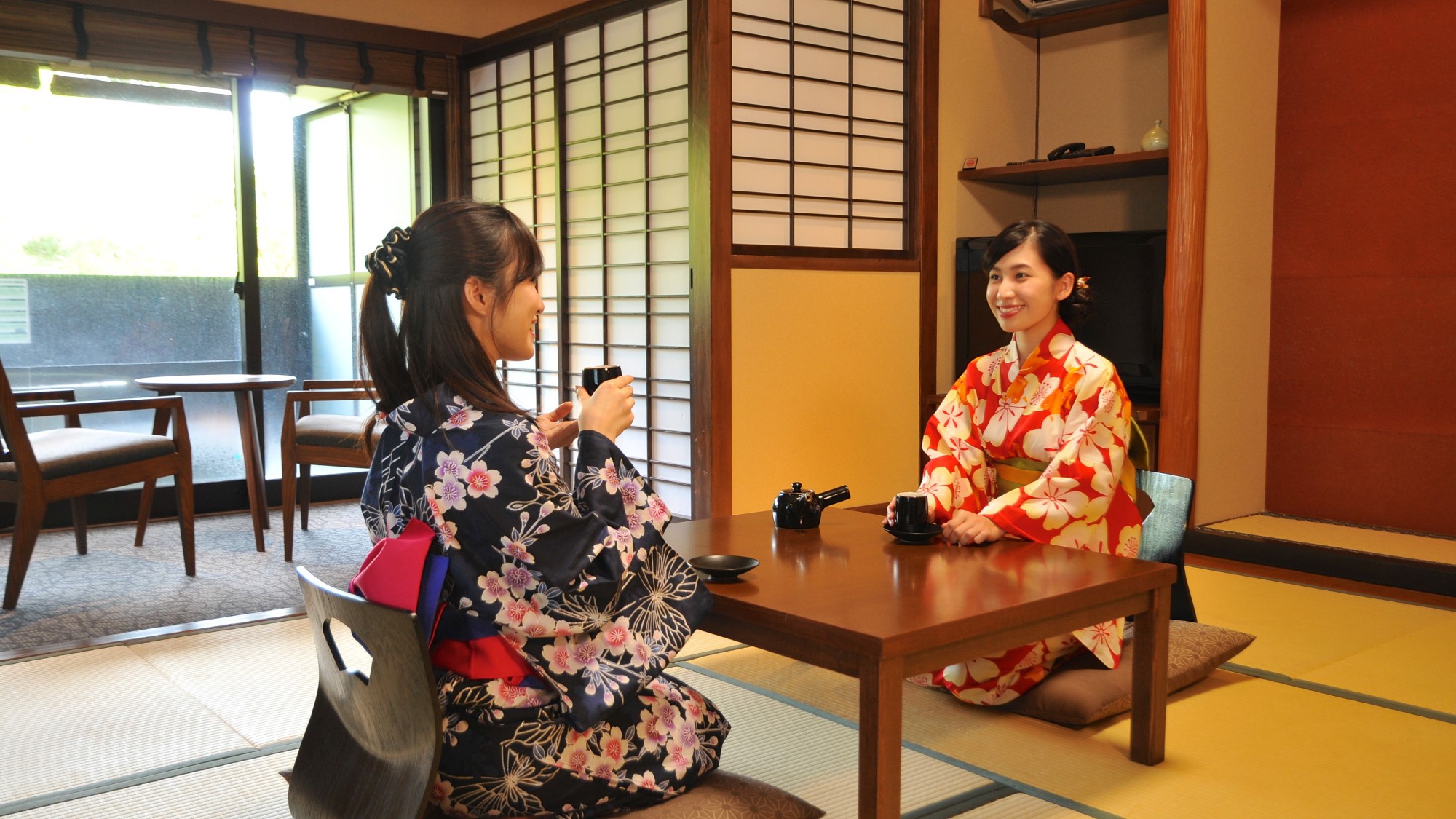 【露天風呂付客室】日本らしさを意識し、モダンな空間に日本の彩−いろ−が映える和室です。