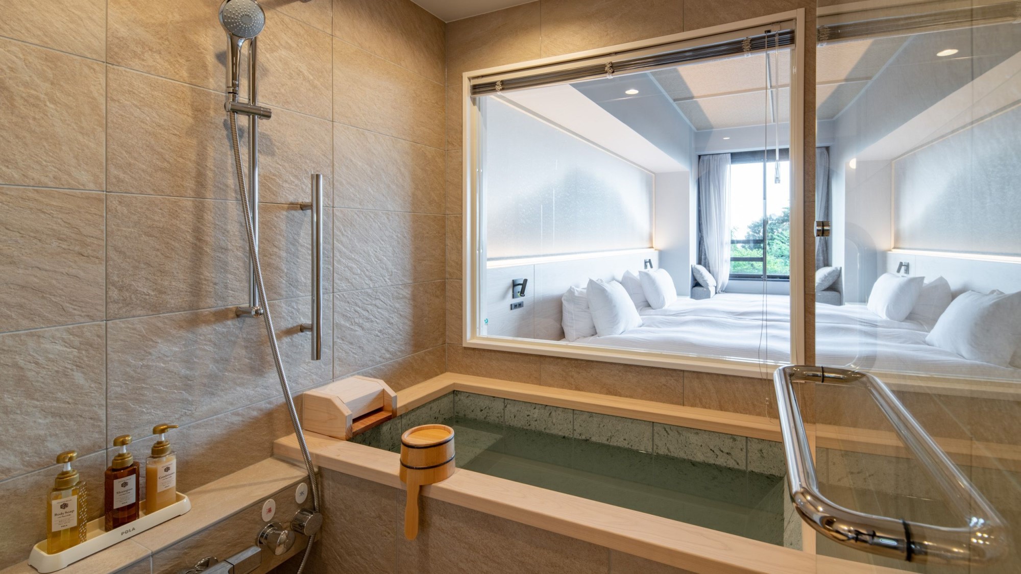 【新コンセプトフロア「LAKA」−内風呂付ツイン−】檜をあしらったガラス張りの内風呂付です。