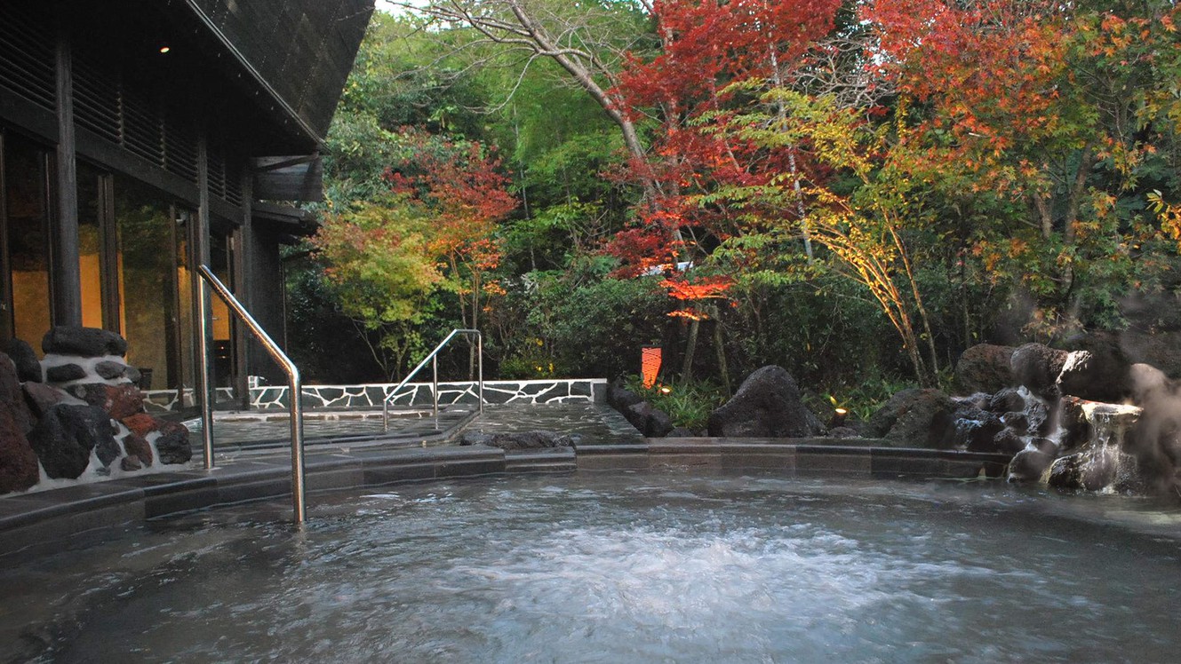 【-もみじの湯- 露天風呂】美しい自然に癒されます♪秋には紅葉と緑のコントラストが美しい・・・