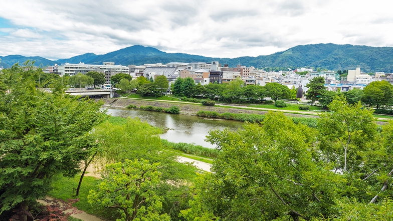 *【眺望】鴨川名物の納涼床へも歩いて行ける立地です。夏の京都風物詩をお楽しみください。