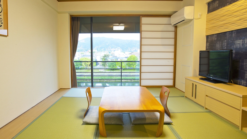*【和室一例】和室は最上階5階に位置し、鴨川側に面したお部屋からは比叡山などを臨むことができます。