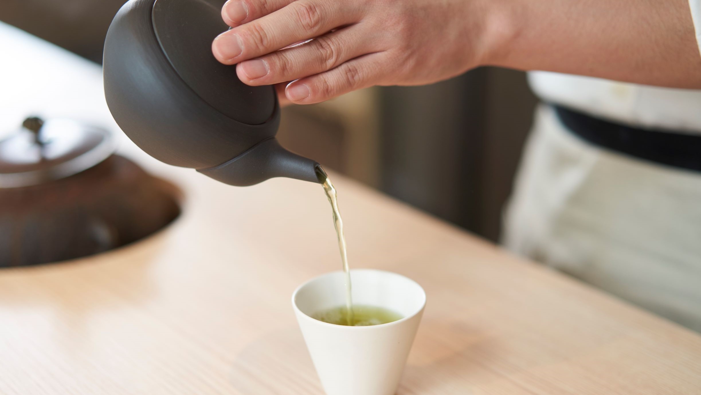 茶釜付きのカウンターでお茶提供
