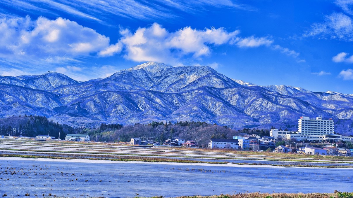 雪化粧の大佐渡山脈