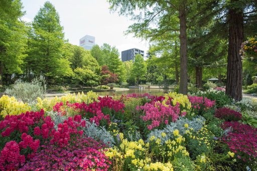 ホテルより徒歩20分。久屋大通公園の最南端に位置する花や緑、水辺など都会の中のガーデンオアシス。