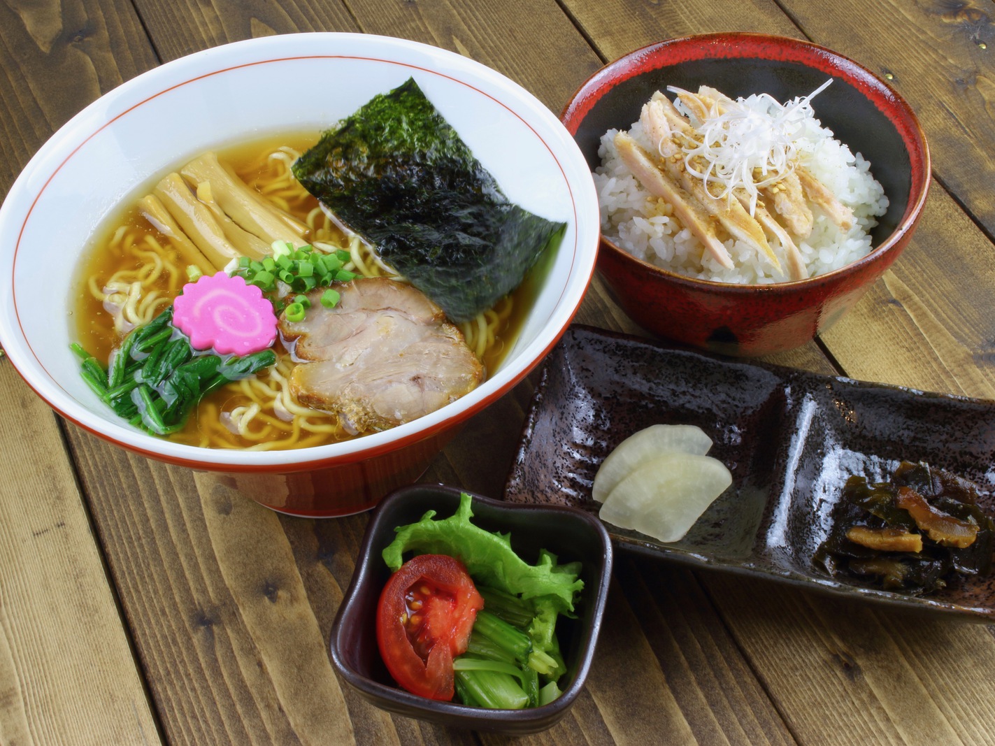 1階「自然派ラーメン処麻ほろ」ラーメン