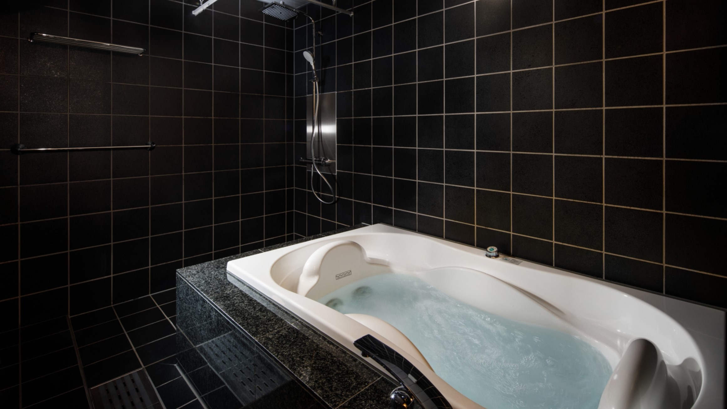 グローバルなホテルならではの、ゆったりとした浴槽。