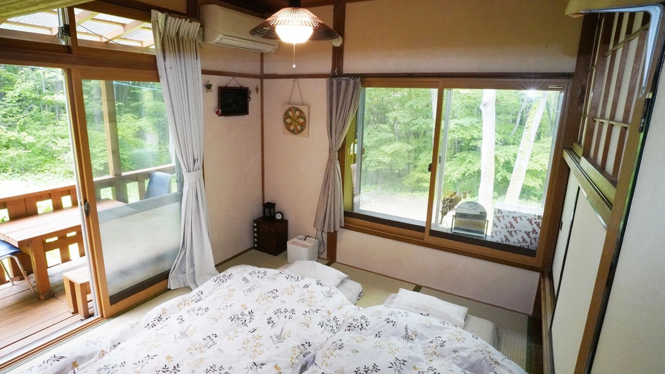 寝室からも森が見渡せ、明るく風通しのよい和室です。