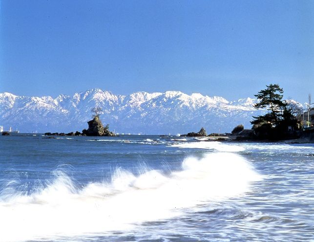 雨晴海岸晴れた日はこのように富山湾越しに立山連峰を望めます
