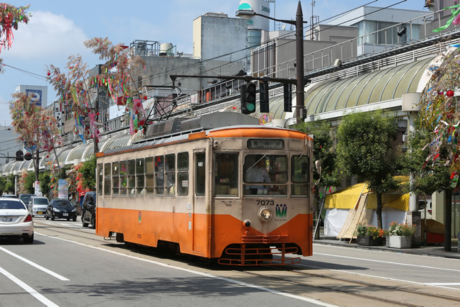 高岡市内を走るレトロ路面電車