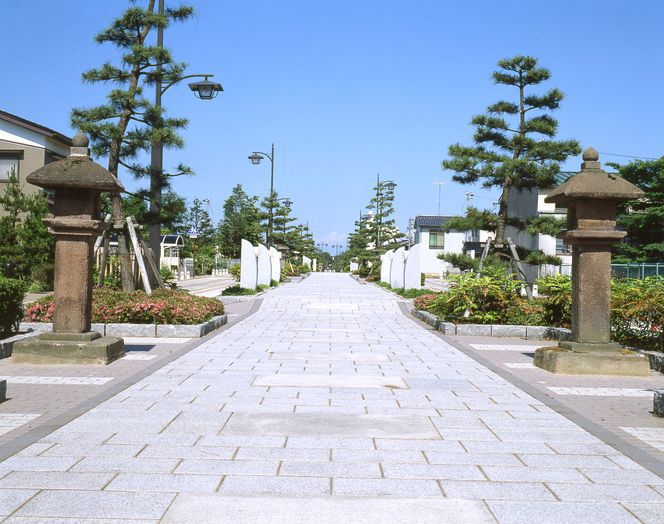 八丁道国宝瑞龍寺と前田利長公墓所を繋ぐ道