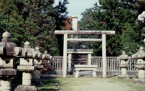 前田利長公墓所周りに堀を構えた豪壮な墓所は国内に残る武将のものとしては非常に珍しい
