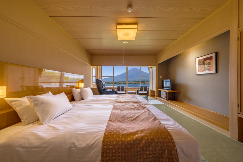 ホテル本館和室ベッドルーム内観（一例）：富士の全景と湖一望