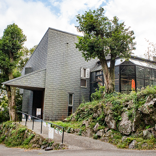 Izu Kogen Pension Rinkangekijo Ideally located in the Izukogen area, Rinkan Gekijo promises a relaxing and wonderful visit. Featuring a satisfying list of amenities, guests will find their stay at the property a comfortable one. Re