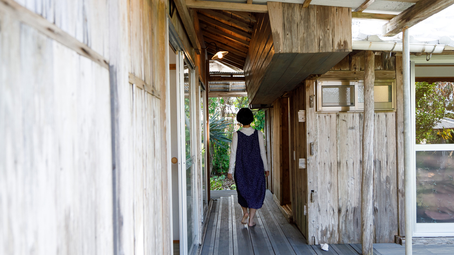 「サンゴ石小屋のある宿」心地よい風が吹き抜ける通路