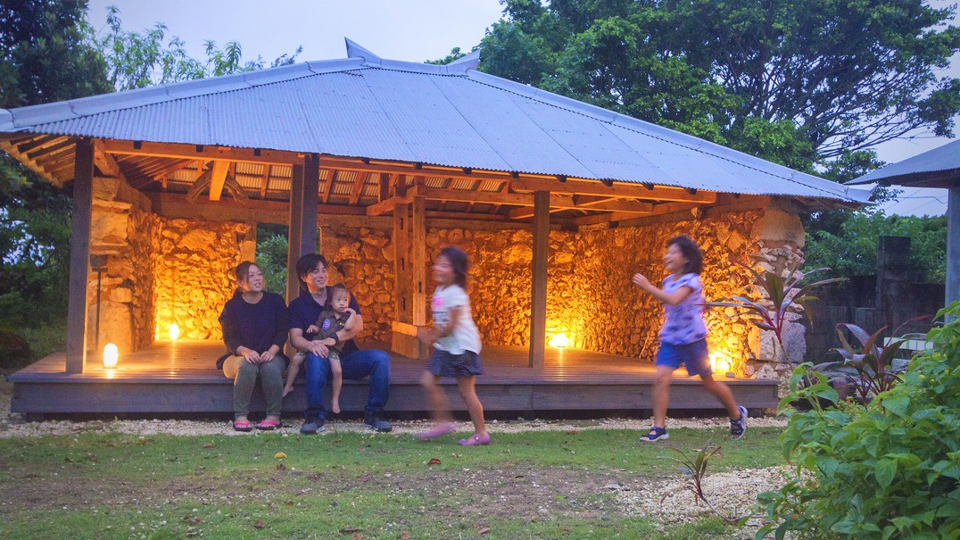「サンゴ石小屋のある宿」夜はゆっくりとした時間が流れます