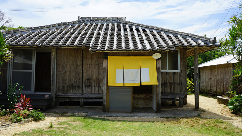 「サンゴ石小屋のある宿」外観