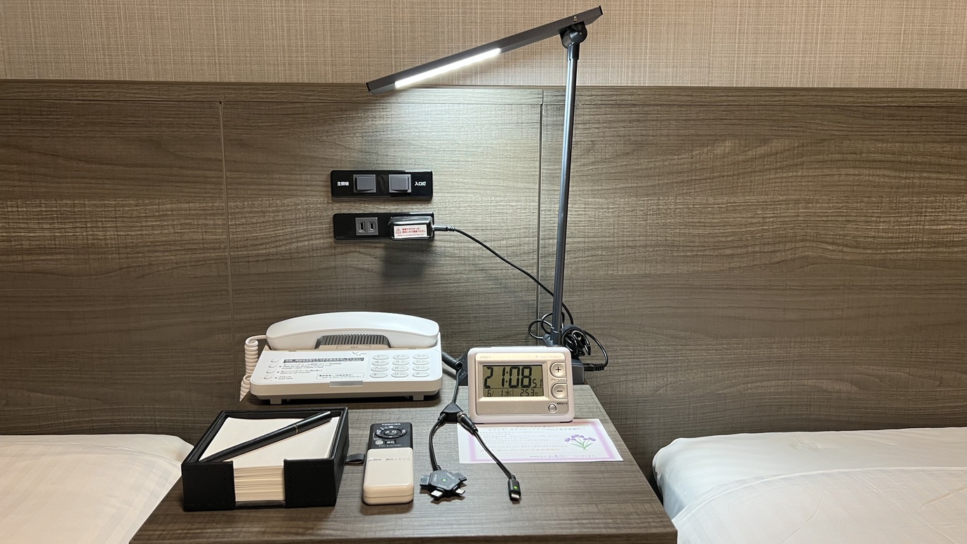 客室ベッドサイド(充電器・アラーム時計・メモ用紙)
